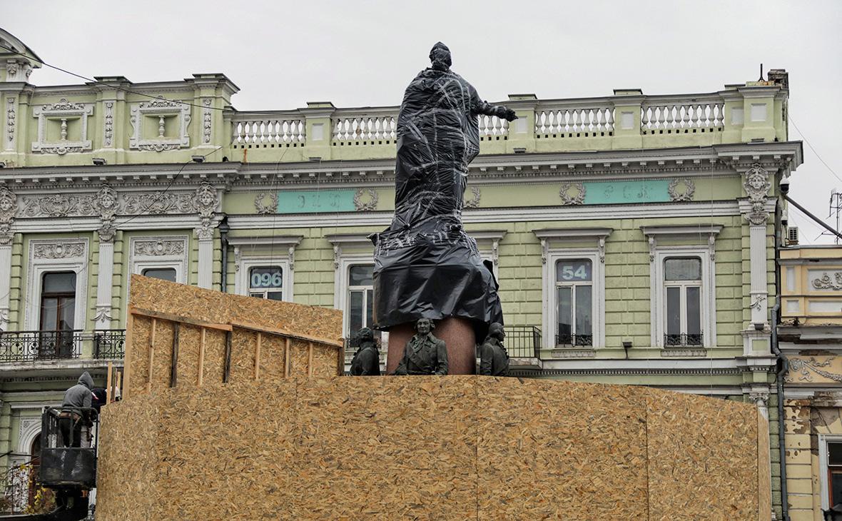Подготовка &laquo;Памятника основателям Одессы&raquo; к демонтажу и перемещению