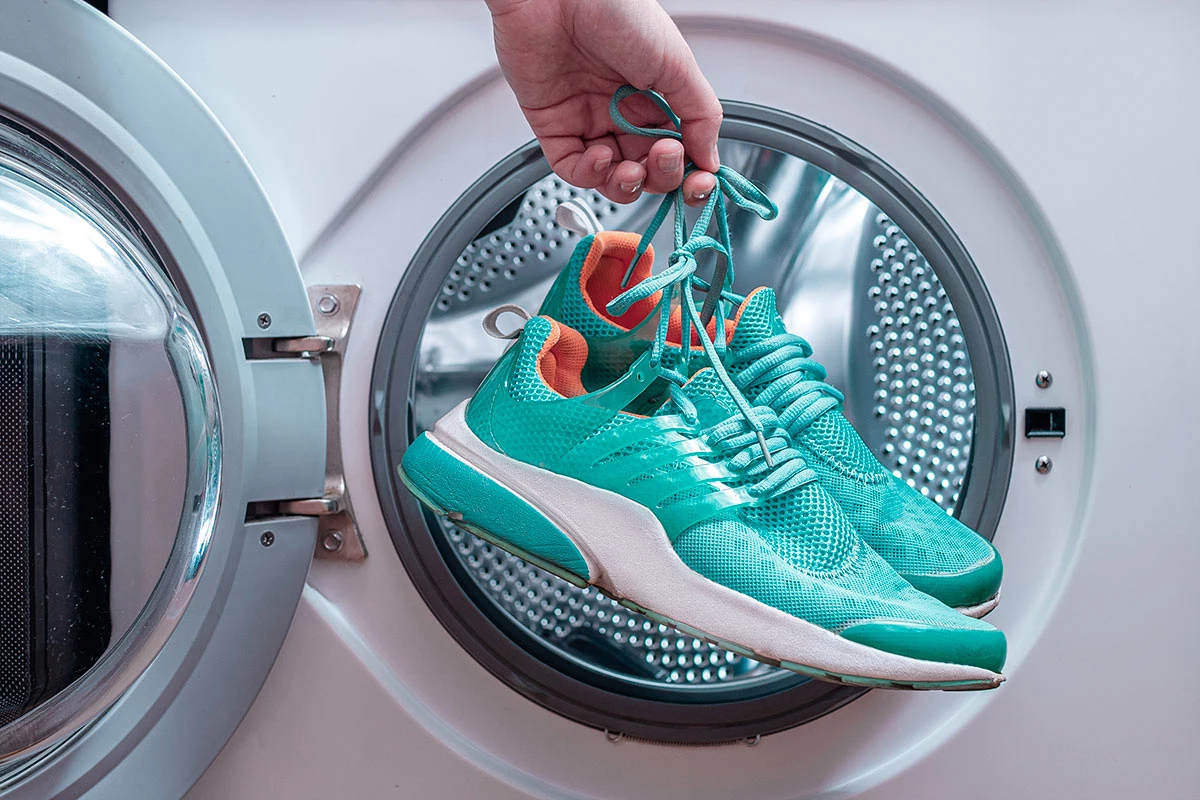 Если вы решили постирать кроссовки в стиральной машинке, то лучше использовать специальный режим для обуви&nbsp;