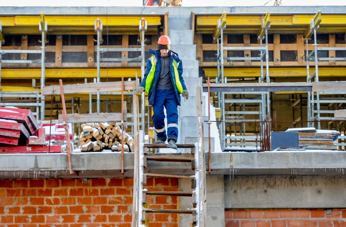 В 2023 г.&nbsp;работодателями было открыто более трех тысяч вакансий для строителей