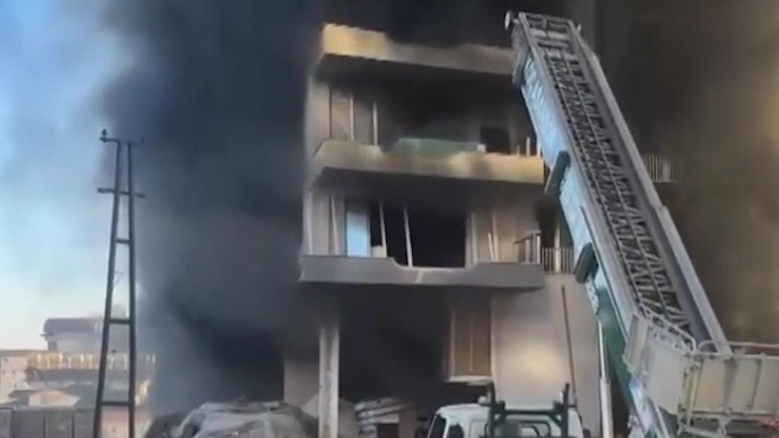 В Турции в ловушке загоревшегося отеля оказались четверо рабочих