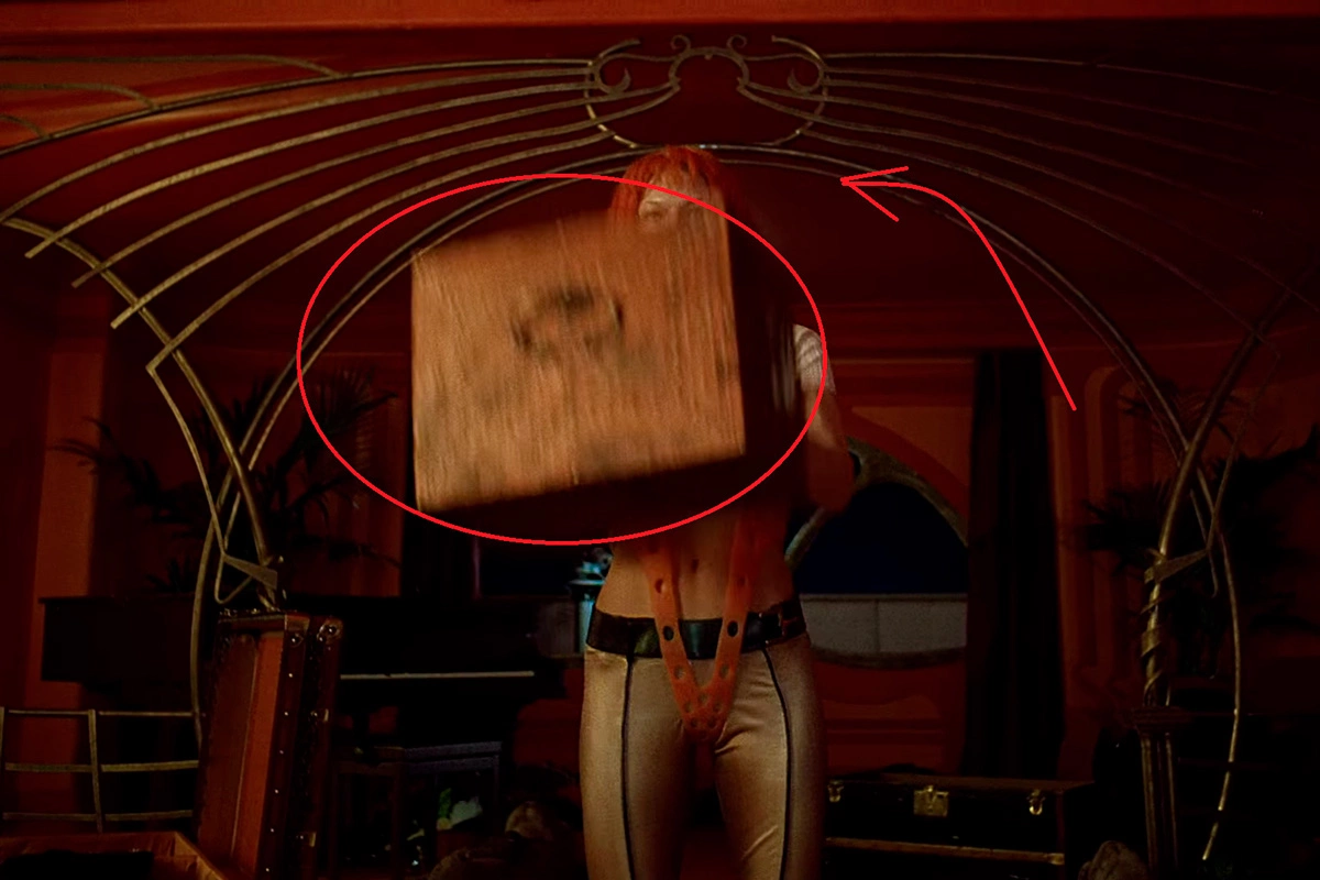 Сначала сундук летит и крутится в воздухе против часовой стрелки