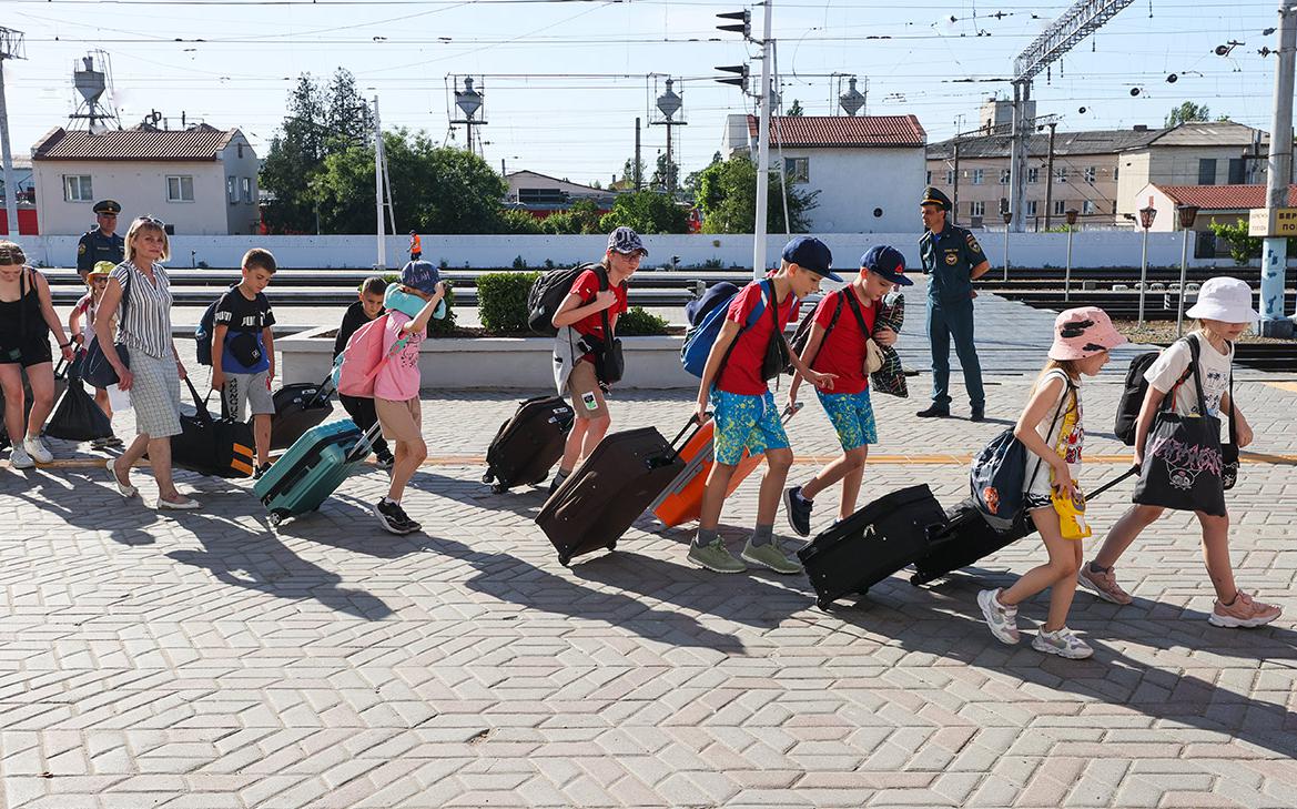 Более 227 тыс. детей участников военной операции посетили летние лагеря