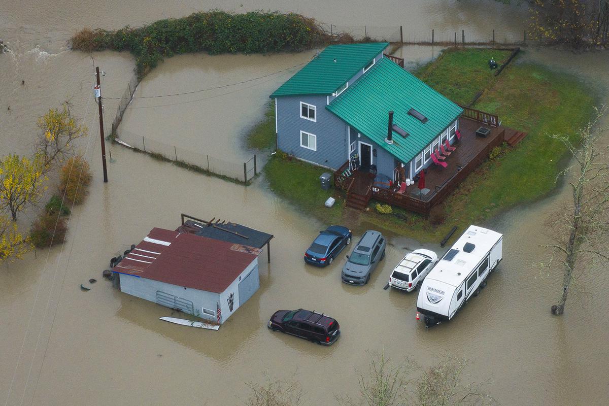 На снимке, сделанном с дрона, запечатлен участок, затопленный рекой Уоллес, Голд-Бар, штат Вашингтон, США, 09 декабря 2025.  