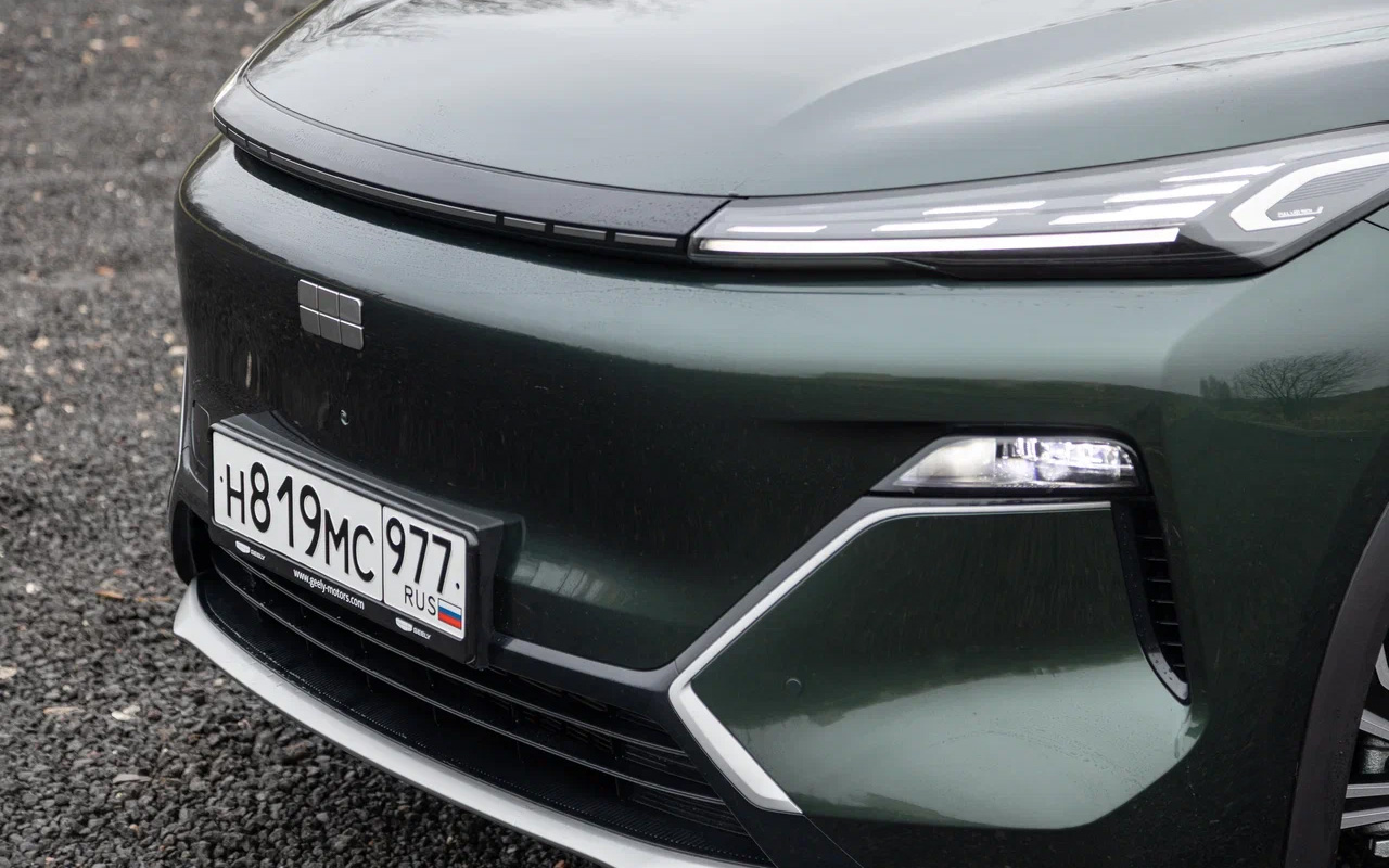 Передок гибридного Geely EX5 EM-i полностью отличается от мордахи&nbsp;электрического&nbsp;EX5: другой бампер, иные фары, даже капот здесь свой