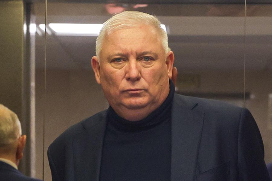 На фото: Анатолий Вороновский

В 2025 году уголовные&nbsp;дела заводили и на депутатов Госдумы. Так, 31 октября генпрокурор Александр Гуцан попросил лишить депутатской неприкосновенности Анатолия Вороновского (&laquo;Единая Россия&raquo;), который в нижней палате&nbsp;был членом комитета по транспорту и развитию транспортной инфраструктуры. В отношении него было возбуждено дело о взятке (ч. 4 ст. 290 УК). Речь идет о получении 25 млн руб. от строительно-дорожной компании из Дагомыса, уточнял первый зампред комитета Госдумы по делам СНГ, евразийской интеграции и связям с соотечественниками Константин Затулин. 2 декабря Вороновского лишили мандата, а 3 декабря отправили в СИЗО. Он не признал вину.

24 сентября уголовное дело завели в отношении к тому моменту уже бывшего депутата Госдумы от ЛДПР (2007&ndash;2025 годы) Юрия Напсо. Его заподозрили в изнасиловании своей 19-летней помощницы 22 марта 2023 года (ч. 1 ст. 131 УК) и объявили в федеральный розыск. Правоохранительные органы полагают, что после преступления Напсо покинул Россию. Около двух лет он находится в ОАЭ. Народный избранник выступал за пожизненное заключение и смертную казнь за изнасилования, в апреле 2025-го его лишили мандата из-за отсутствия на пленарных заседаниях. Сам он утверждал, что находится на длительном лечении за границей и не может вернуться в Россию по состоянию здоровья. В ноябре у Напсо и его родственников изъяли имущество на 1,4 млрд руб. по иску Генпрокуратуры о коррупции.

Бывший депутат Госдумы (2016&ndash;2021 годы) и экс-заместитель председателя Совета министров Крыма (2014&ndash;2016 годы) Руслан Бальбек (&laquo;Единая Россия&raquo;) стал фигурантом дела о клевете (ч. 5 ст. 128.1 УК) и неправомерном доступе к компьютерной информации (ч. 3 ст. 272 УК). 22 сентября его задержали в Кабардино-Балкарии и отправили под стражу. Бальбек утверждал, что с 2021 года&nbsp;на него и семью &laquo;оказывается давление со стороны региональной власти&raquo;. Причиной политик называл свои&nbsp;жалобы на &laquo;незаконные изменения вида разрешенного использования земли в интересах застройщиков, отчуждение муниципальной земли по фиктивным документам, застройку территорий памятников культурного наследия и исключение их из реестра&raquo;, а также коррупцию в минздраве Крыма. По словам экс-депутата, подобные обращения просил прекратить глава республики Сергей Аксенов.