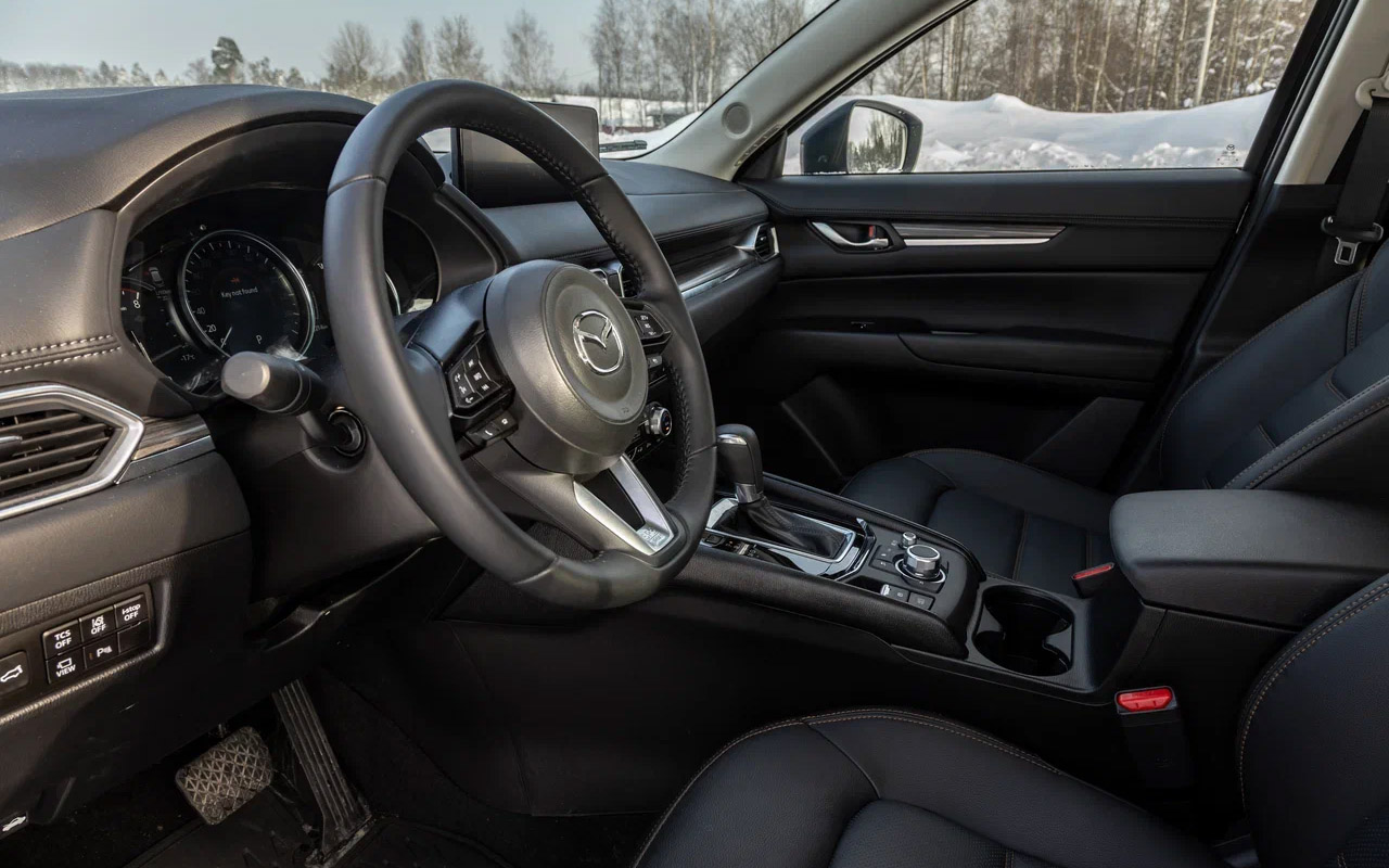 Руль в Mazda CX-5 традиционный, круглый и удобный. Жаль, подогрева нет, а толщина обода далека от оптимальной. Кнопок немного, но&nbsp;все действительно&nbsp;полезные
