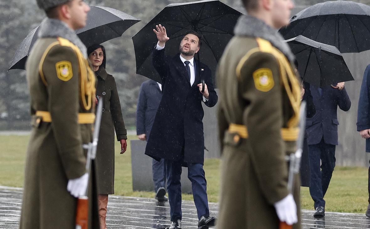 Джей Ди Вэнс и вторая леди Уша Вэнс посещают мемориал жертвам Геноцида армян в Цицернакаберде 10 февраля 2026 года в Ереване, Армения