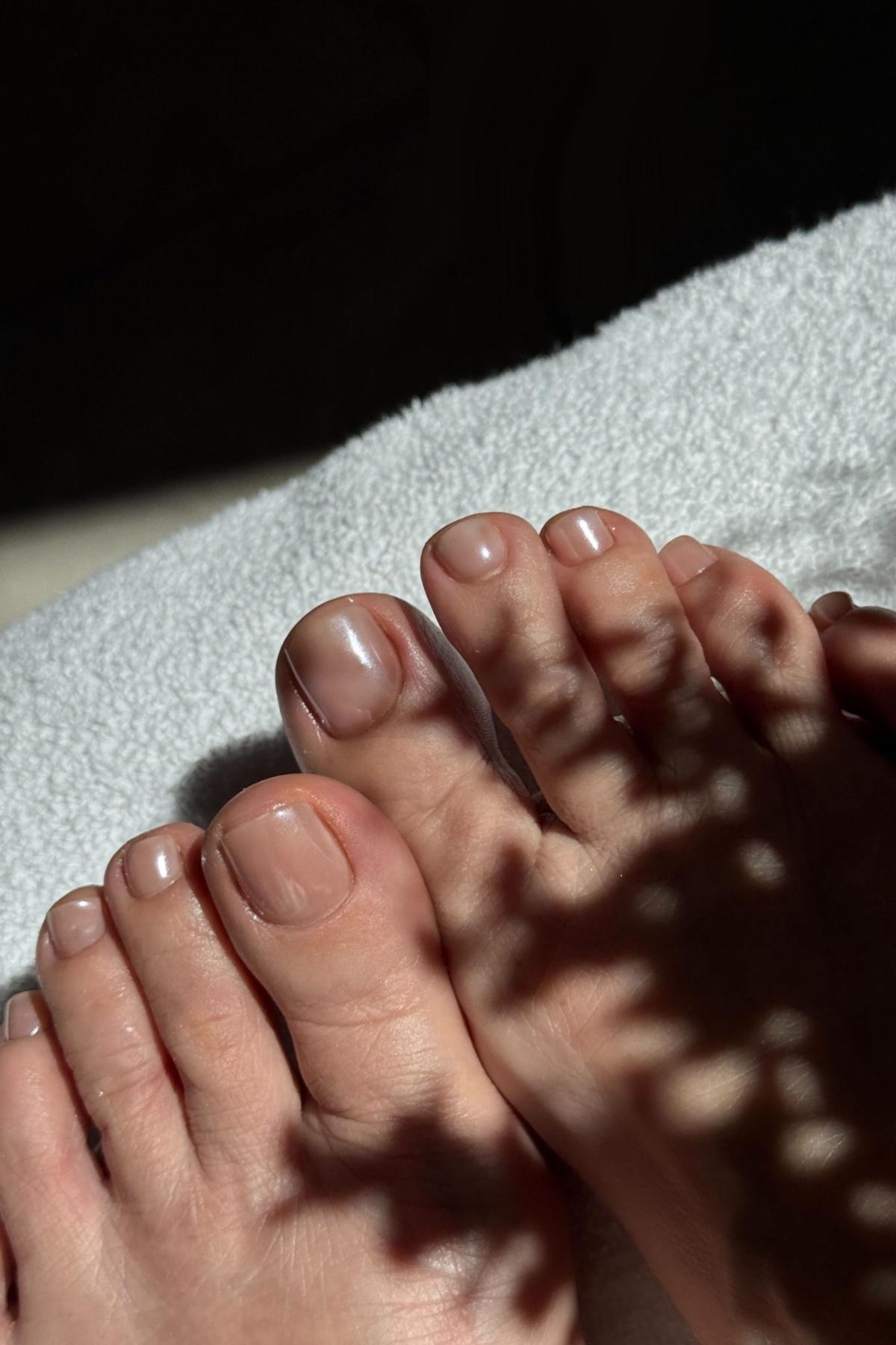 Такой педикюр выглядит дорого, визуально вытягивает пальцы и идеально подходит к любой одежде и обуви