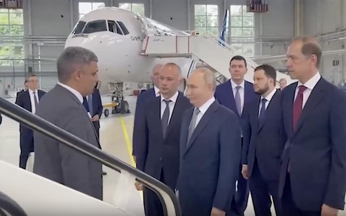 Путин осмотрел образцы летной техники в НИИ в Жуковском. Видео