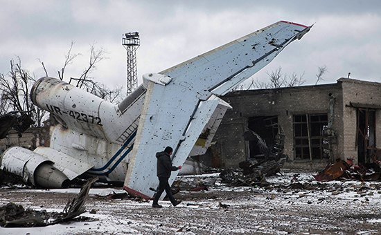 На территории разрушенного аэропорта Донецка.