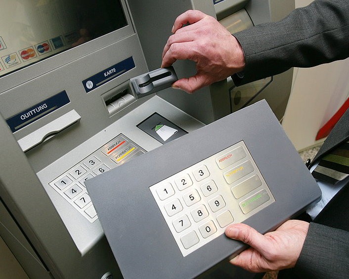 Чипы в пластиковых картах позволят снизить число мошенничеств в банкоматах - МВД 