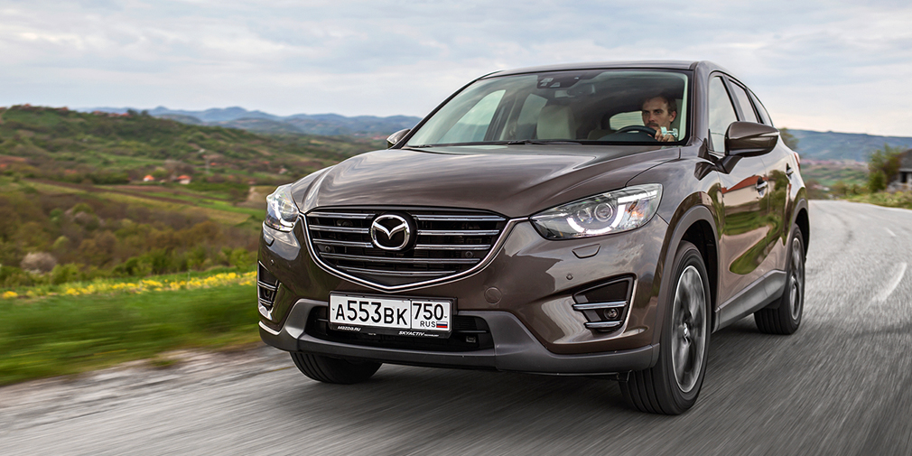 Mazda CX-5 (15 790)

Когда-то лидером продаж Mazda были &laquo;тройка&raquo; и &laquo;шестерка&raquo;, но сейчас расклад сил кардинально изменился. Самой успешной моделью японской компании по итогам 2016 г. стал кроссовер CX-5, который уже в этом году сменит поколение.
