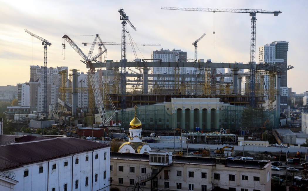 Храм, стадион и СИЗО в окружении жилых домов в Екатеринбурге
