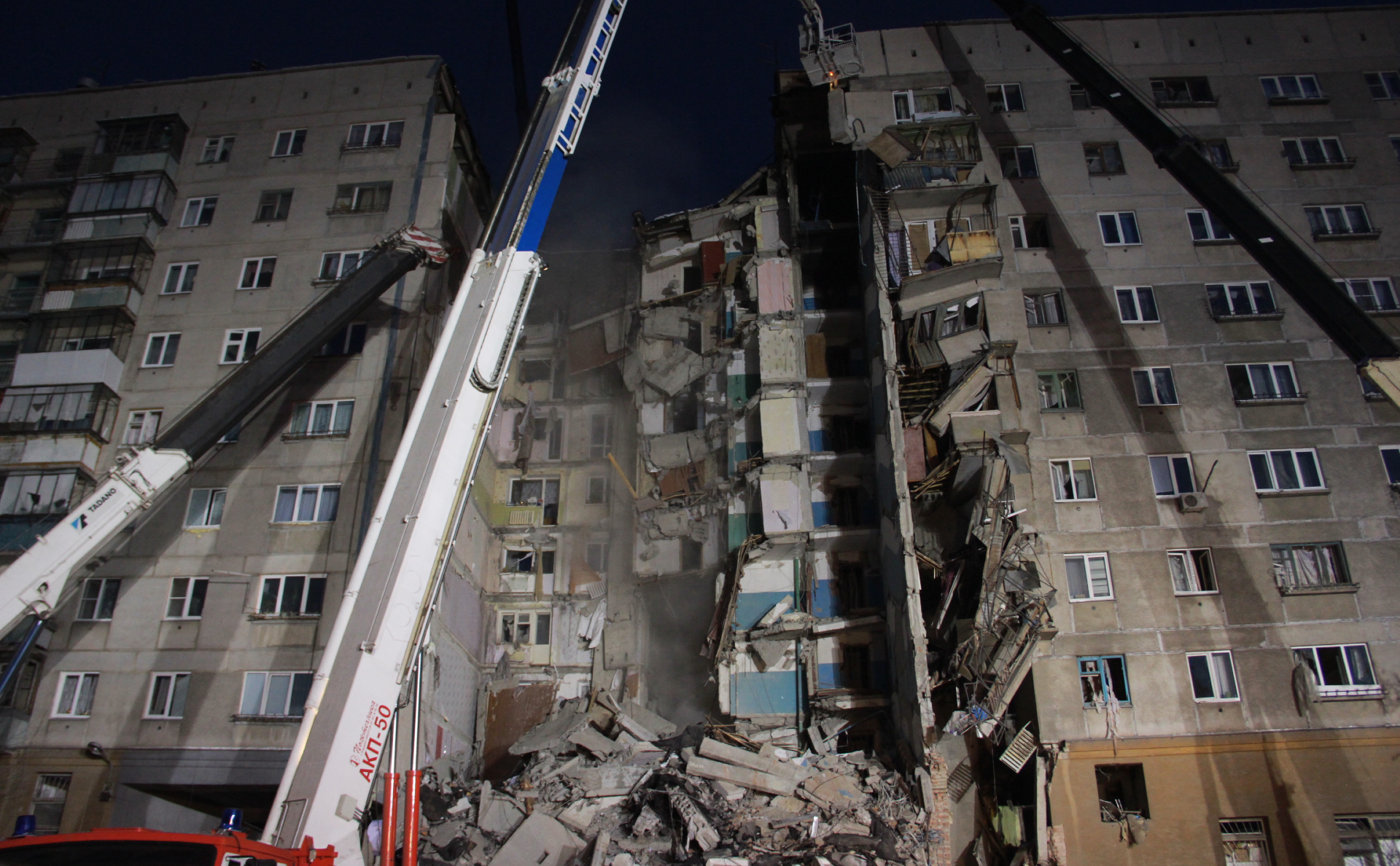Спасательные работы на месте обрушения части жилого дома в Магнитогорске