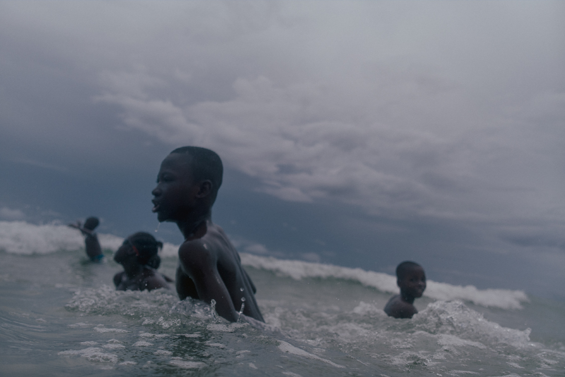 Купальщики в океане, Сьерра-Леоне