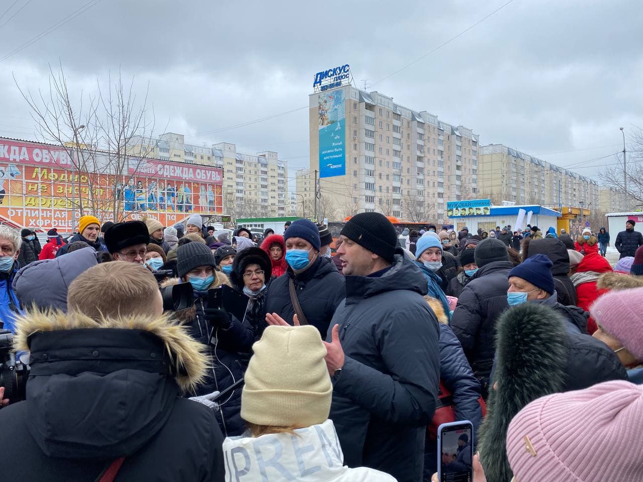 На МЖК в Новосибирске прошел сход местных жителей из-за сквера