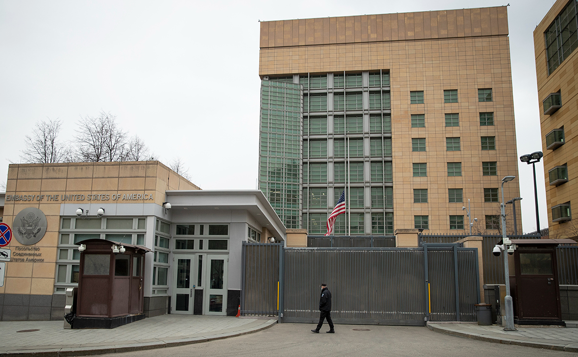 Вид на здание посольства США в России
