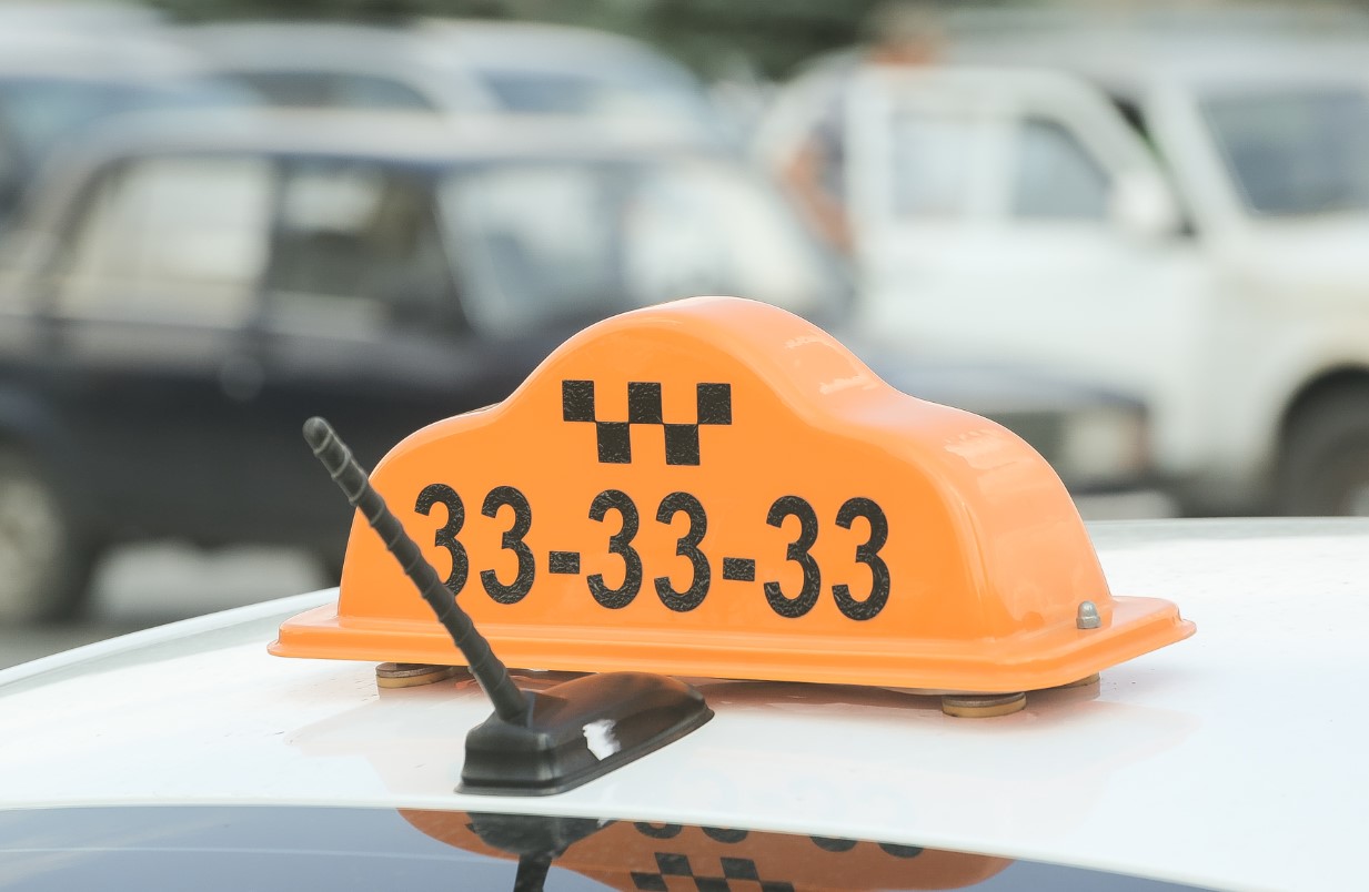 Водители такси меняют работу из-за падения доходов