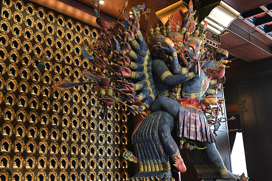 Статуя Ямантаки, гневного проявления Божества мудрости Манджушри, бурятского скульптора Даши Намдакова