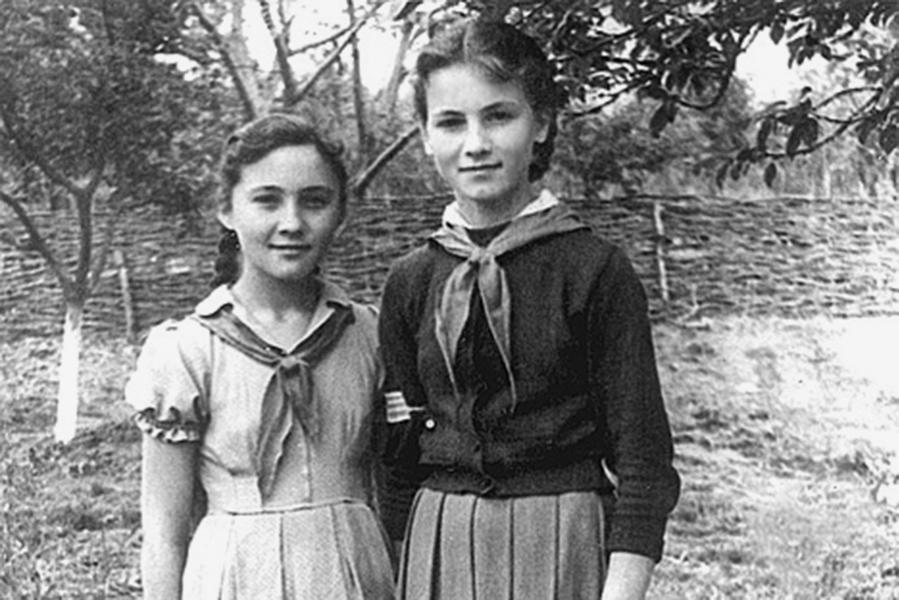 София Ротару&nbsp;(справа) в детстве