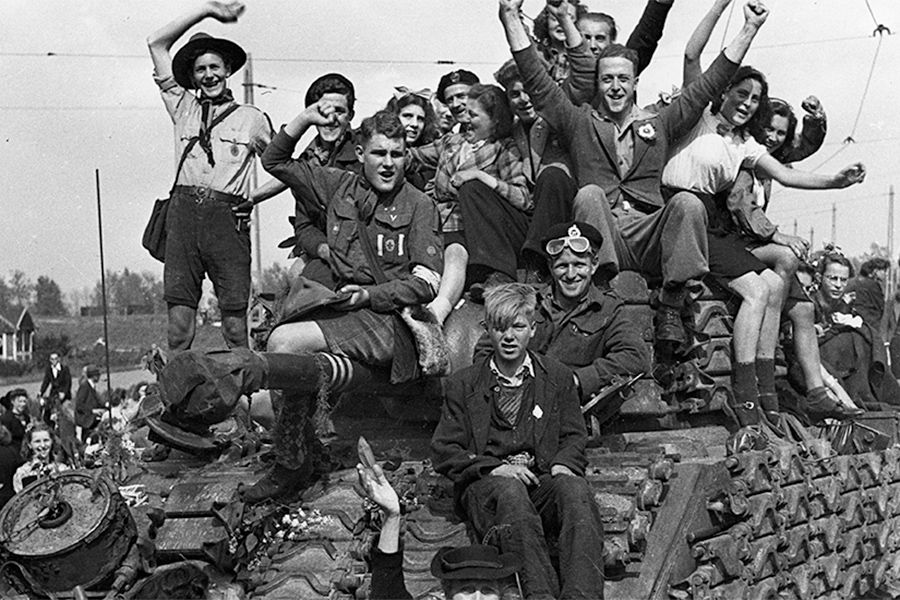 Танк M4 &laquo;Шерман&raquo; во время освобождения Хилверсума, Нидерланды, 6 мая 1945 года
