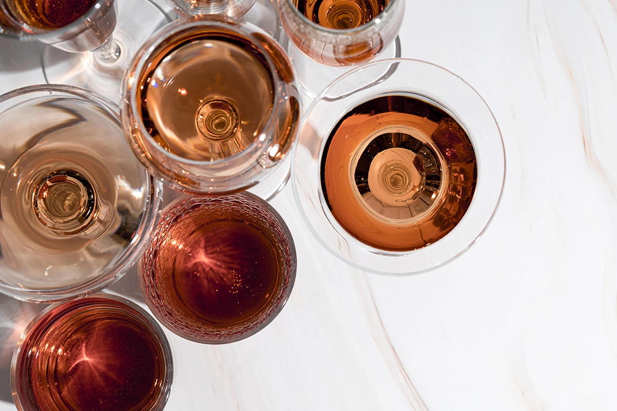 Большинство алкогольных игр на вечеринках не отличаются особой изысканностью. Среди исключений — «винное казино», которое представляет собой дегустацию вина в формате игры, в которой игроки соревнуются за первое место