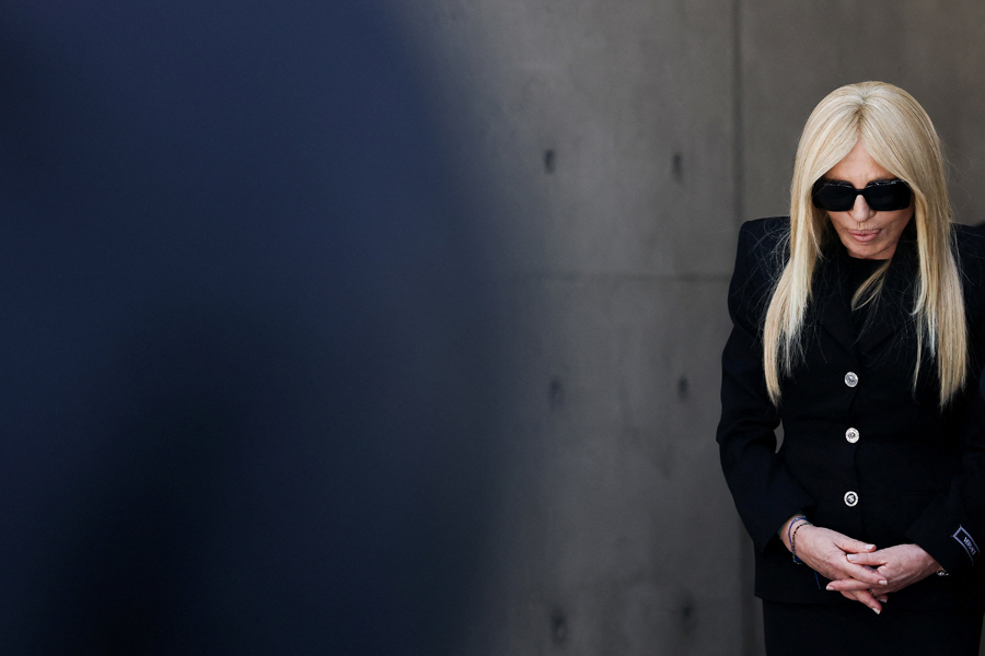 Проститься с модельером решили многие его коллеги. В частности, в Armani/Teatro&nbsp;пришла Донателла Версаче.

&nbsp;