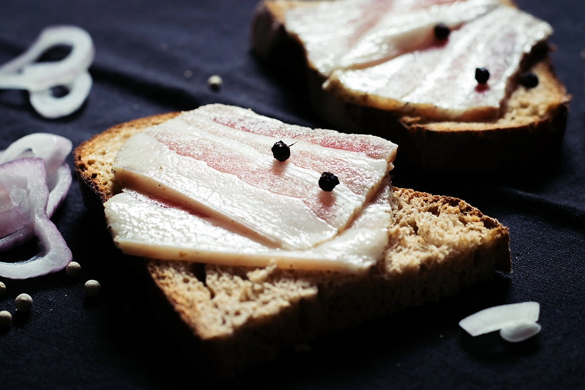 Мы ели простую еду: черный бородинский хлеб, соленые огурцы, чеснок. Но когда мне предложили попробовать черный хлеб с салом, я был немного озадачен