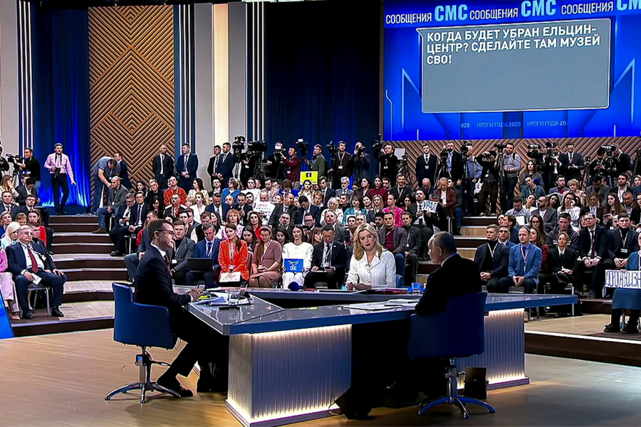 Фото: Трансляция прямой линии с президентом России Владимиром Путиным