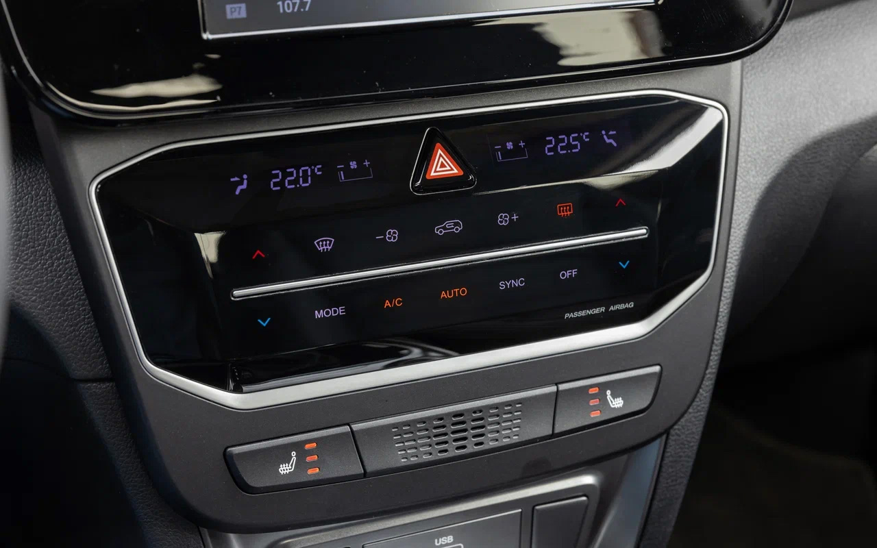 Управление отдельным блоком двухзонного климат-контроля поначалу вызывало неудобства из-за бликующего тач-скрина. Но потом быстро привыкаешь, выбирая режимы практически интуитивно