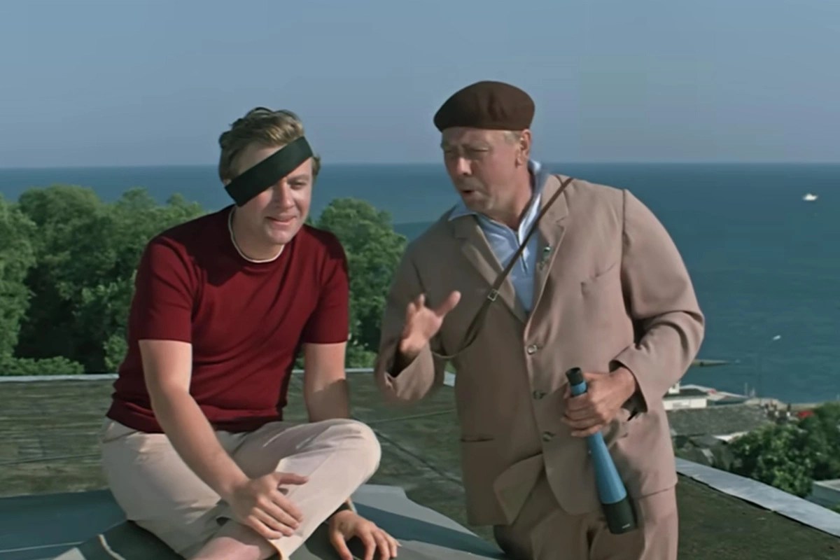 Андрей Миронов и Анатолий Папанов сыграли незадачливых контрабандистов в фильме «Бриллиантовая рука» (1968), режиссер Леонид Гайдай