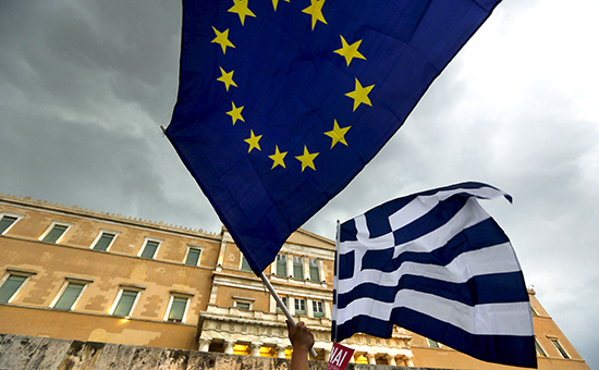 Флаги Евросоюза и Греции на митинге перед зданием парламента в Афинах