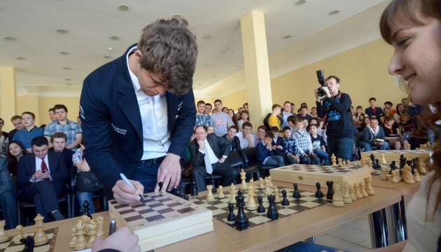 Все противники Карлсена получили памятные росписи на шахматных комплектах 