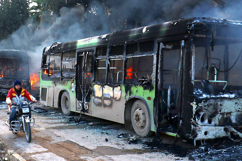 Сожженные боевиками автобусы, предназначенные для эвакуации местного населения. Провинция Идлиб, 18 декабря 2016 года


