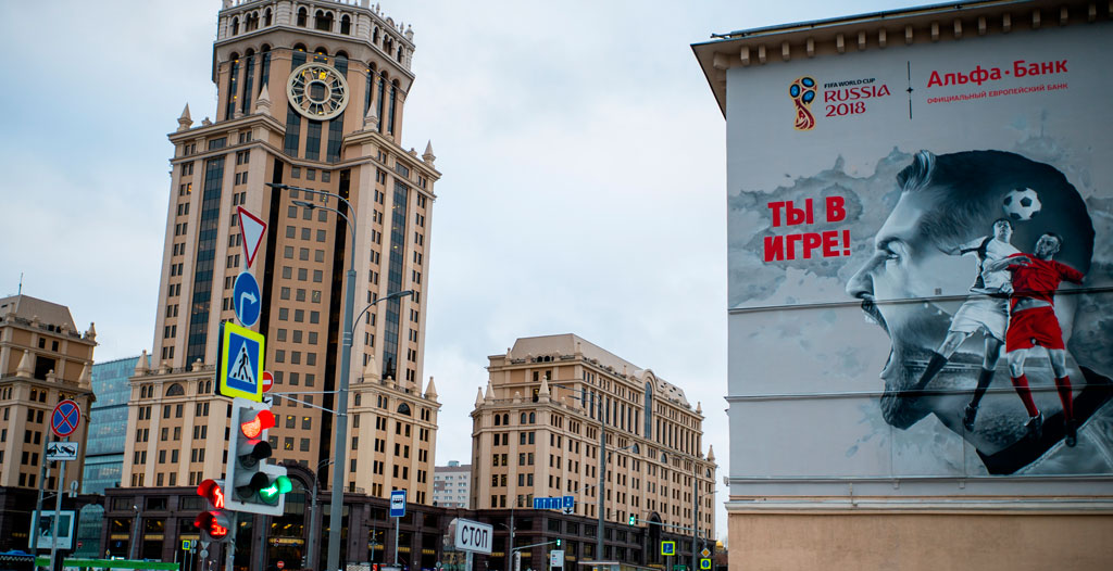 В городах ЧМ-2018 в России появились футбольные граффити