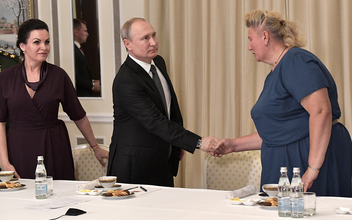 Путин встретился с семьями погибших в Баренцевом море подводников
