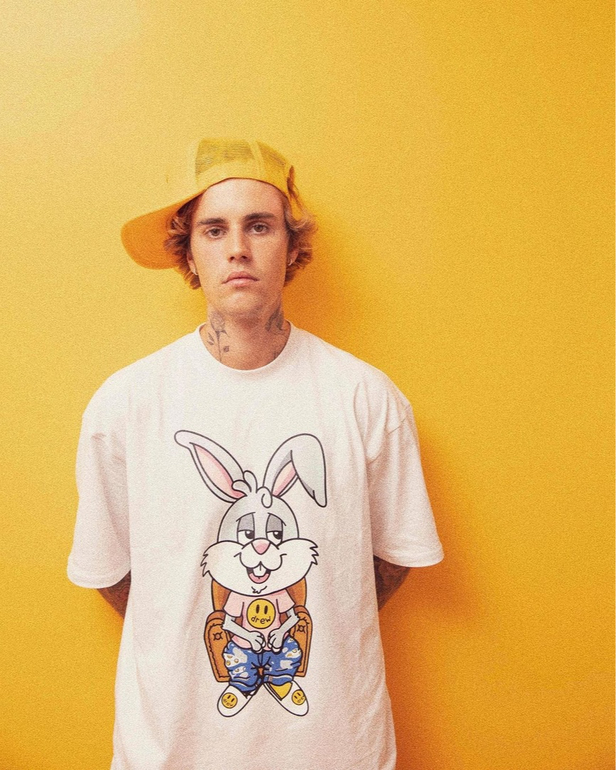 Джастин Бибер в футболке с кроликом-мульяшкой