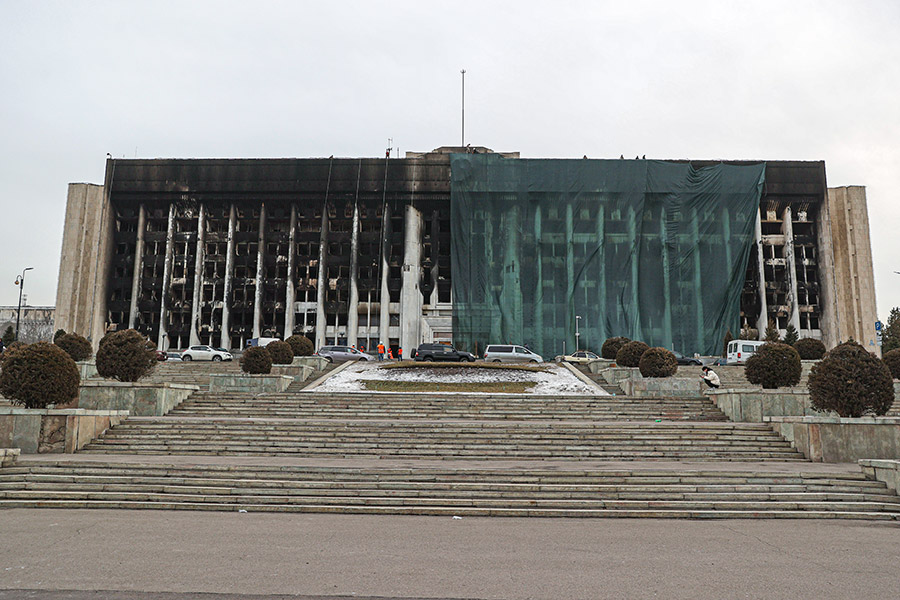 В Алма-Ате,&nbsp;крупнейшем городе Казахстана,&nbsp;началась ликвидация последствий беспорядков, но здание акимата пока стоит разрушенное