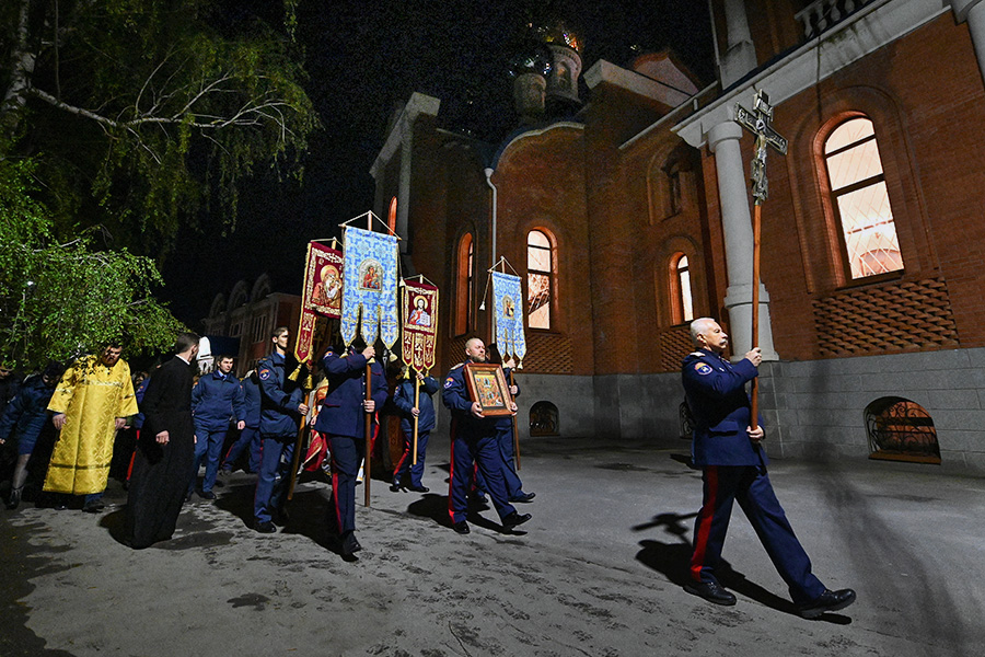 Российские казаки и священнослужители принимают участие в крёстном ходе в городе Азов, Ростовская&nbsp;область