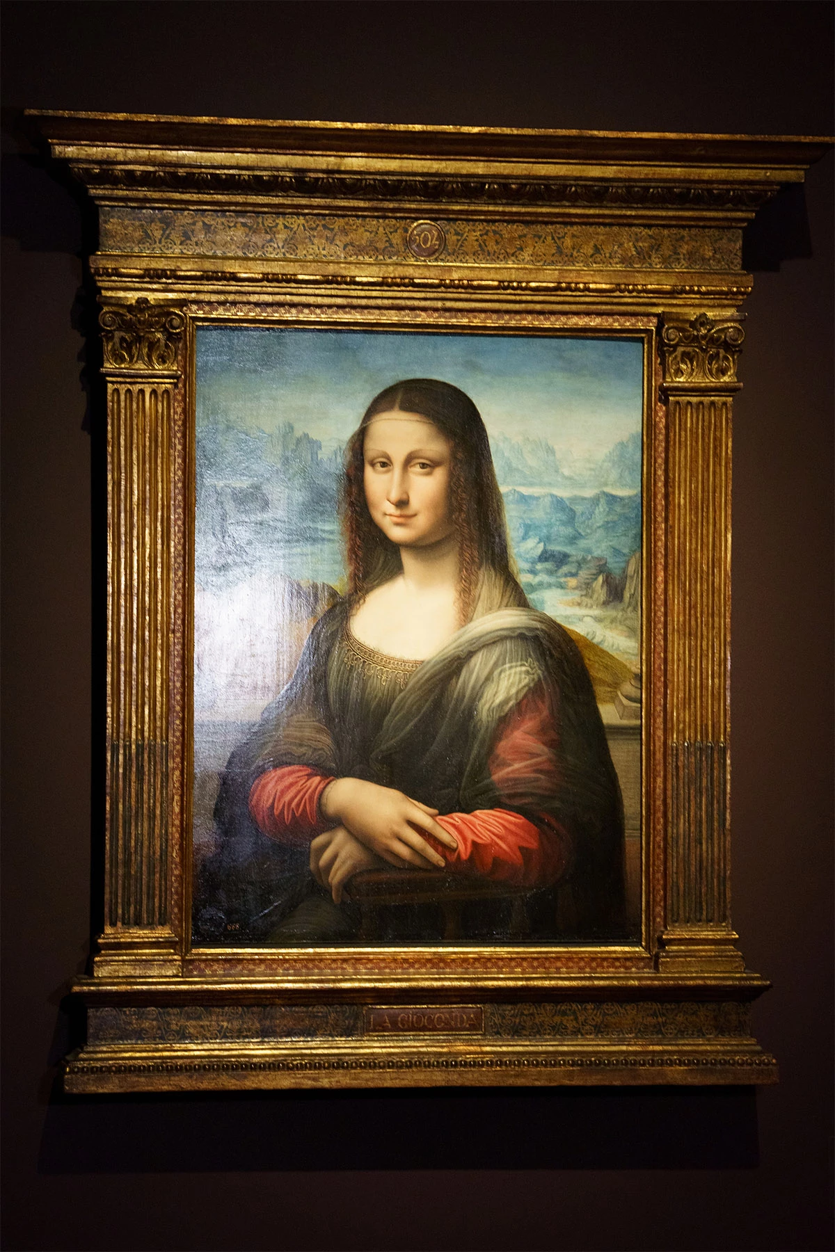 <p>Копия картины &laquo;Мона Лиза&raquo; на выставке в Музее Прадо в Мадриде (Испания) в 2021 году. Выставка была посвящена копиям и версиям картин, сделанным в мастерской Леонардо да Винчи при его жизни</p>