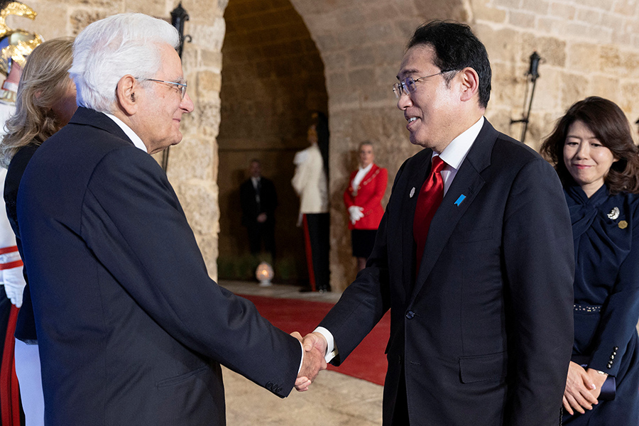 Итальянский президент Серджо Матарелла приветствует японского премьера в городе Бриндизи
&nbsp;