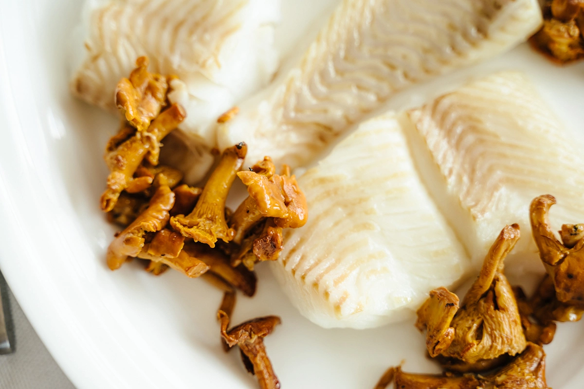 Палтус на пару с лисичками и соусом берблан