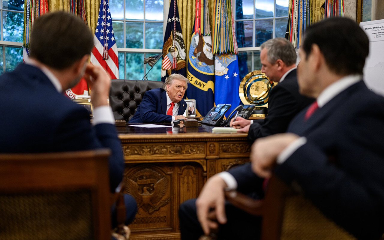 Около 0:30 мск Трамп прервал переговоры и позвонил президенту России Владимиру Путину. Они проговорили 40 минут