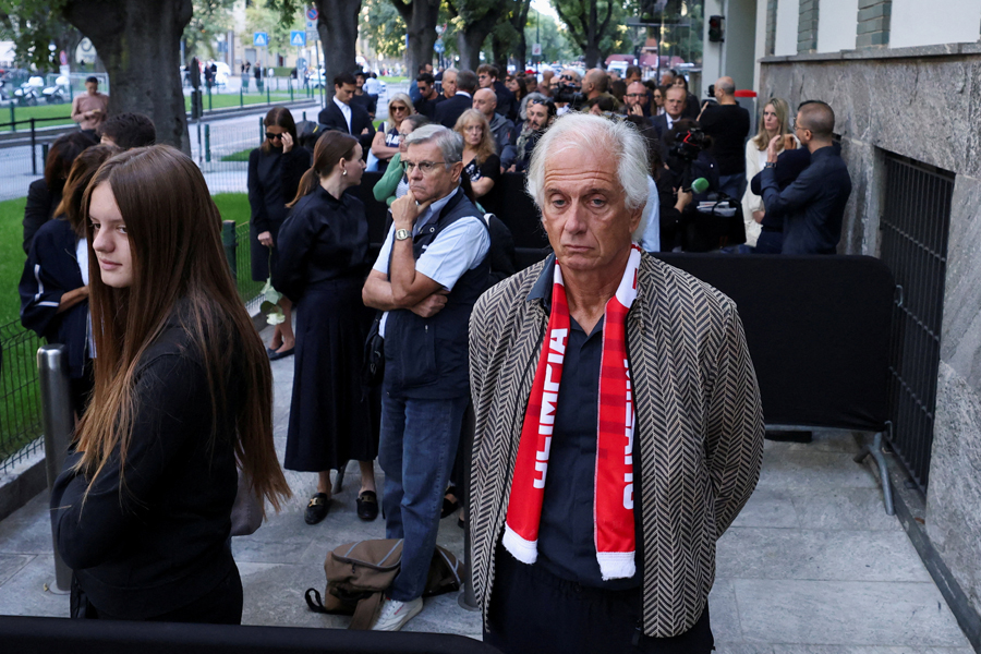 ANSA передает, что с семи утра сотни людей выстраиваются в очередь, чтобы отдать дань памяти Армани. Сотрудникам его компании предоставлен отдельный доступ.