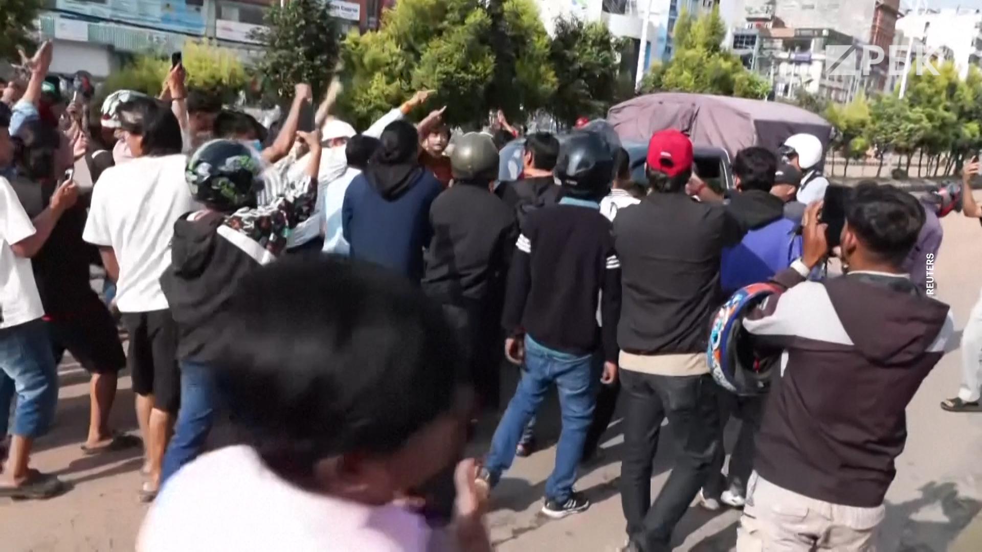 Протесты в Непале, из-за которых сбежали министры. Видео