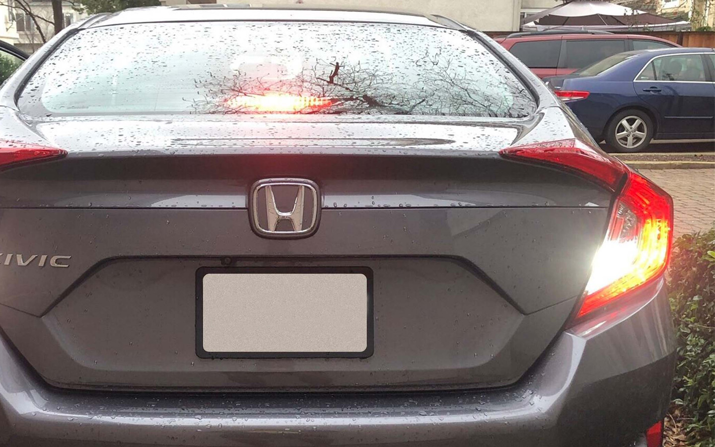 Согласно п. 8.12 Правил дорожного движения [1], движение задним ходом допускается только при условии, если маневр безопасен и не создает помех другим участникам движения