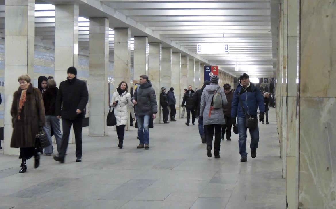 Человек упал на пути на Сокольнической ветке метро Москвы