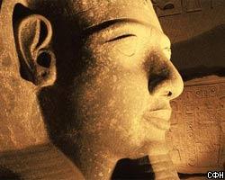 Первый луч света ярко высветит статую Рамсеса II