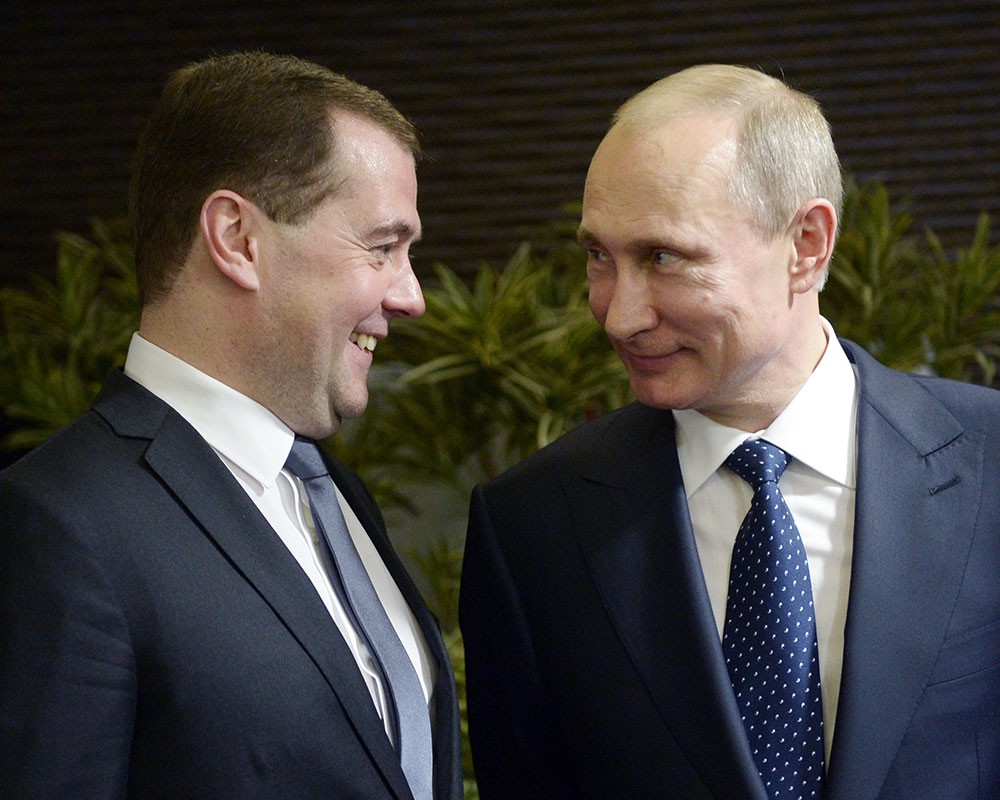 Премьер-министр РФ Дмитрий Медведев и президент РФ Владимир Путин (слева направо) 