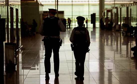 Сотрудники испанской полиции в&nbsp;аэропорту


